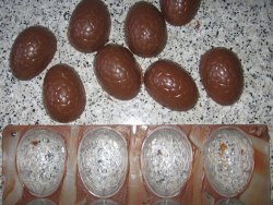 Démoulage des oeufs en chocolat