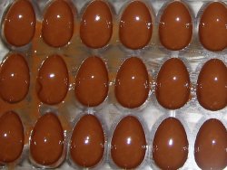 Remplissage des oeufs en chocolat