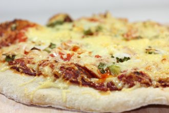 Pizza végétarienne courgette, tomate, oignon et poivron