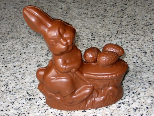 Lapin de Pâques en chocolat et oeufs praliné